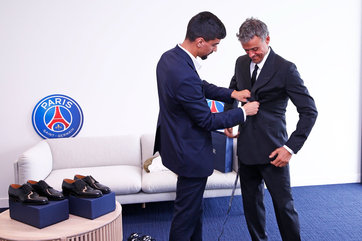 PSG_inside's tweet photo. Bienvenue au @PSG_inside coach ! 

🔴🔵 #WelcomeToParisLuisEnrique https://t.co/pPerOzOt3O