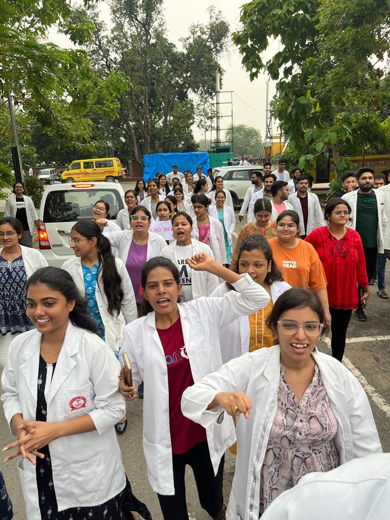 BhardwajRavi252's tweet photo. #NO NEXT 2019BATCH
#CANCEL NEXT2019 BATCH
@aiims_newdelhi @NMC_IND @PMOIndia @mansukhmandviya @KapilSibal @HansrajMeena 
It is unfair with 2019 batch&amp; new exam should be started from new batch2023 and improve proper education system in India.Shame on @NMC_IND give unwanted stress https://t.co/vEMNqvUGKb