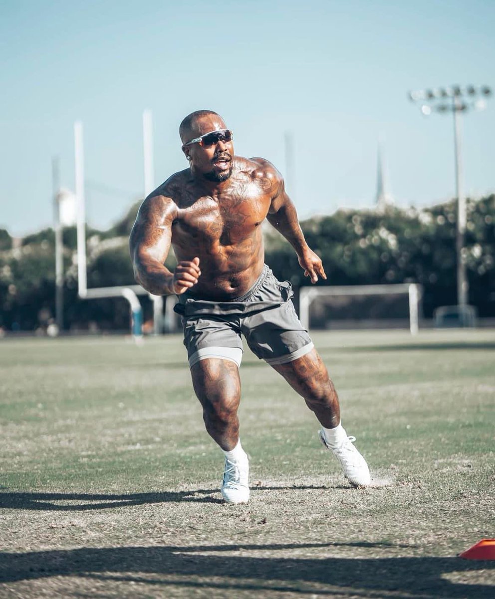 RT @Danielle1O19: Von Miller looking like an absolute UNIT. https://t.co/tNcDmdTEyo