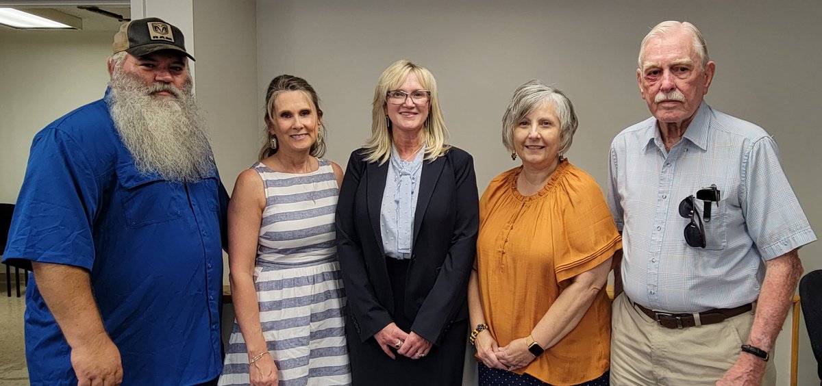 📣 Exciting news! Dr. Lisa Fletcher has officially started her first week with Transylvania County Schools! 
🎉 After being sworn in last Thursday in Transylvania County, she is all set to lead TCS. 

#TCSYes