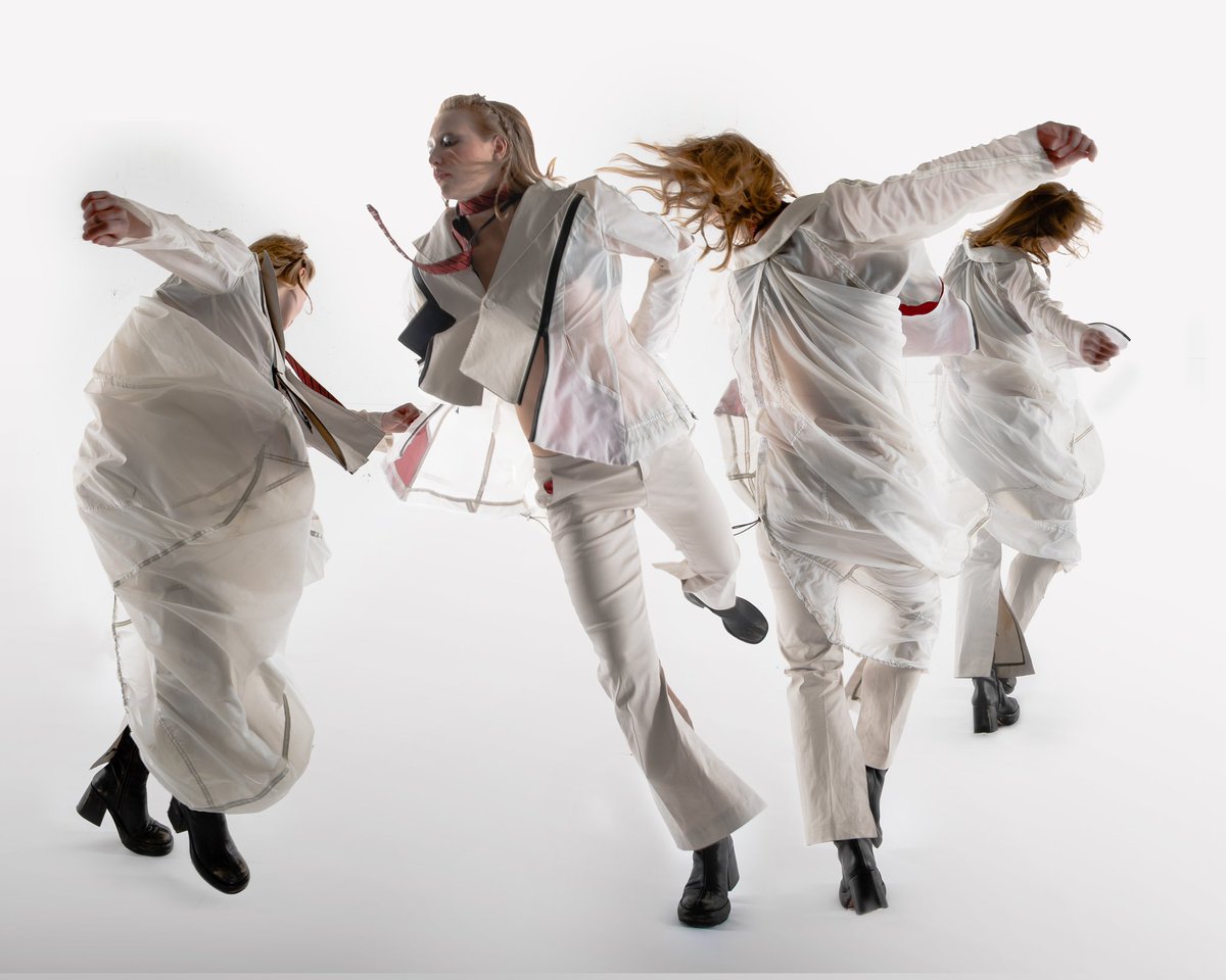 nozomi_yamanami's tweet photo. graduate collection “WHAT IF I COULD FLY?”
shot by Yiling Zhao
movement direction / Ken Nakajima
modeling / Robyn Gamston
styling / Mei Cheng
hairmakeup / Nayeon Hanna
photographer assist / Adam
#movement #freedom #parachute #balloon #fashiondesign #csm #graduatecollection https://t.co/l1stcoha3S