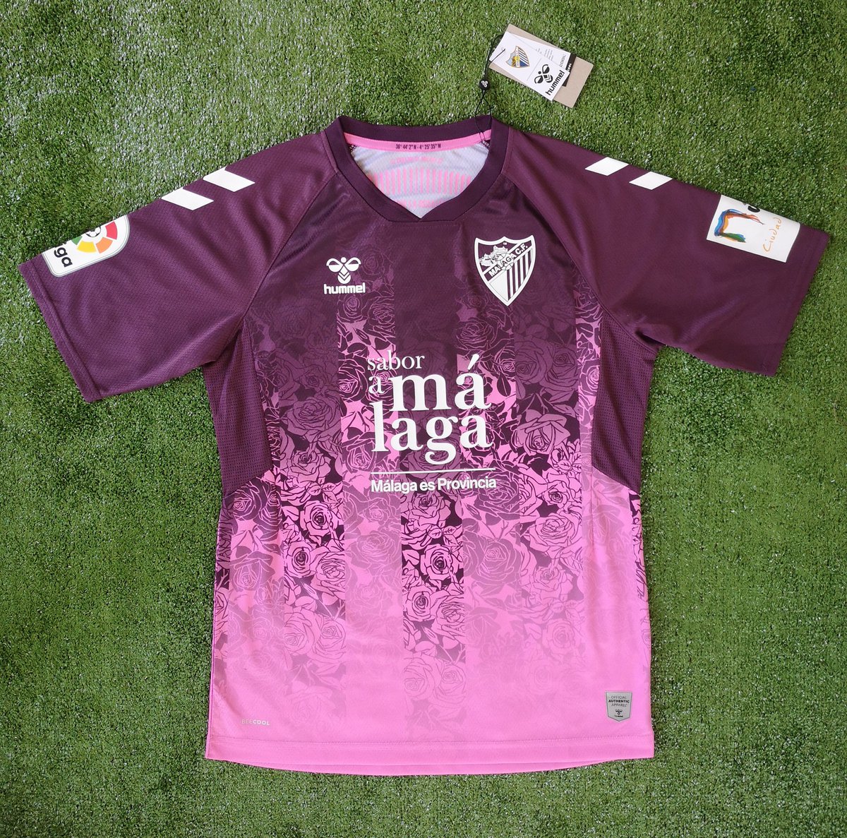 BoxFootballFRA's tweet photo. Toujours aussi savoureux pour l'été ce délice réalisé par Hummel pour Malaga 🥵
#BoxFootball #MaillotMystere #Football #MaillotdeFoot #FootballShirt #MaillotFootball #Malaga #Liga https://t.co/MM4uZgTfHA
