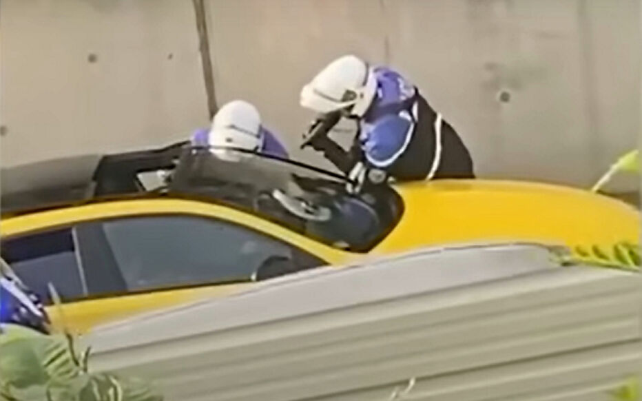 CerfiaFR's tweet image. 🚨🇫🇷 FLASH I La fiche d'intervention de la police aurait mentionné que le policier ayant fait feu sur #Nahel était positionné devant le véhicule et que Nahel lui aurait foncé dessus.
👉 Sur la vidéo le policier est positionné au niveau de l'aile avant gauche du véhicule.