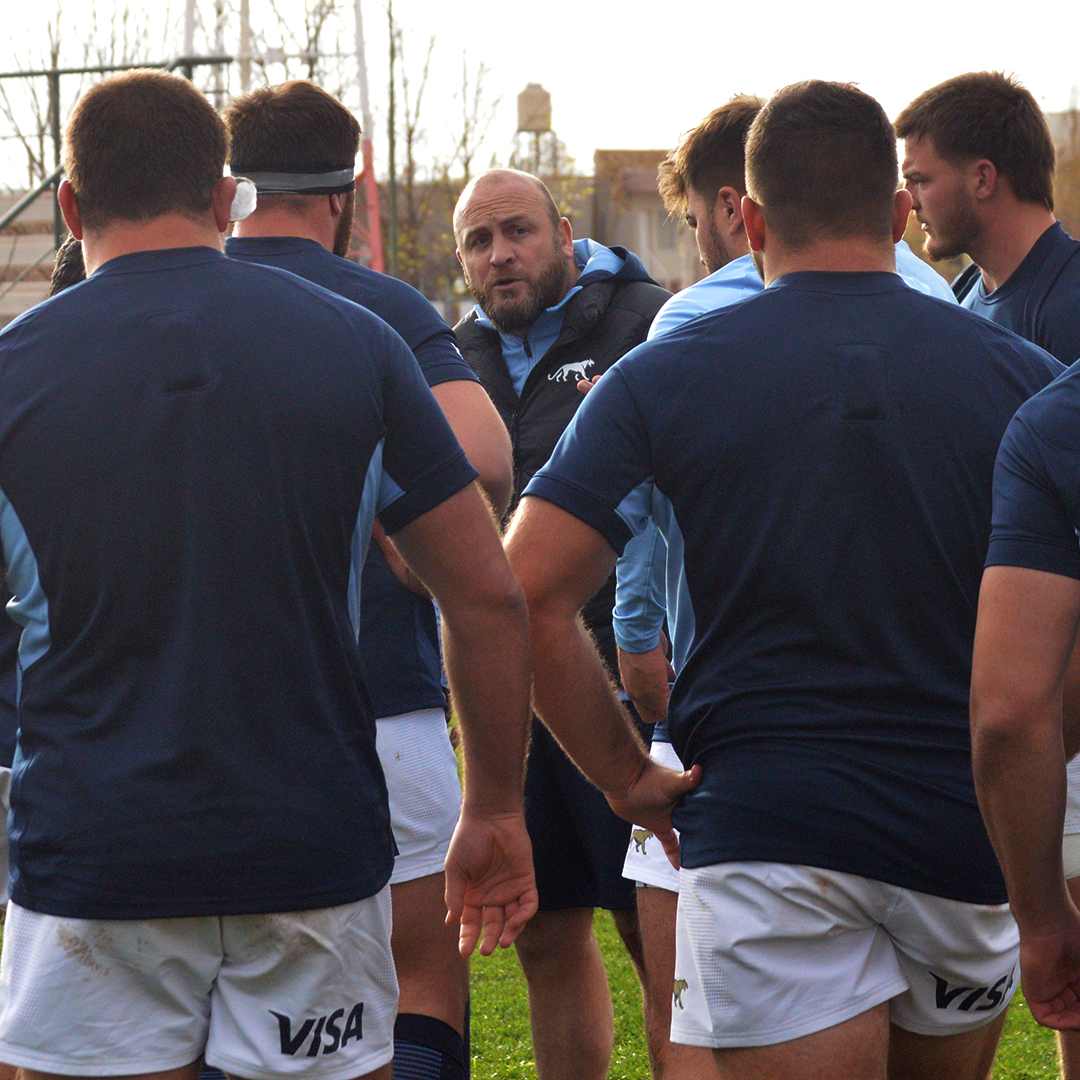 unionargentina's tweet photo. #ConectaRugby | Dentro del programa de actividades organizadas por Conecta Rugby, Andrés Bordoy mantuvo un encuentro de capacitación con referentes de scrum de los clubes de la región cuyana, en la sede de Los Tordos.
#RugbyArgentino https://t.co/fDh9L2Ktig