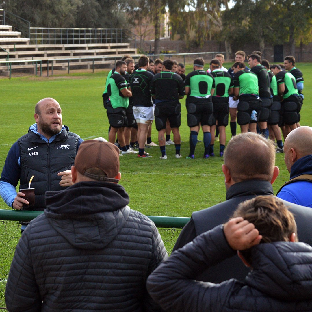 unionargentina's tweet photo. #ConectaRugby | Dentro del programa de actividades organizadas por Conecta Rugby, Andrés Bordoy mantuvo un encuentro de capacitación con referentes de scrum de los clubes de la región cuyana, en la sede de Los Tordos.
#RugbyArgentino https://t.co/fDh9L2Ktig