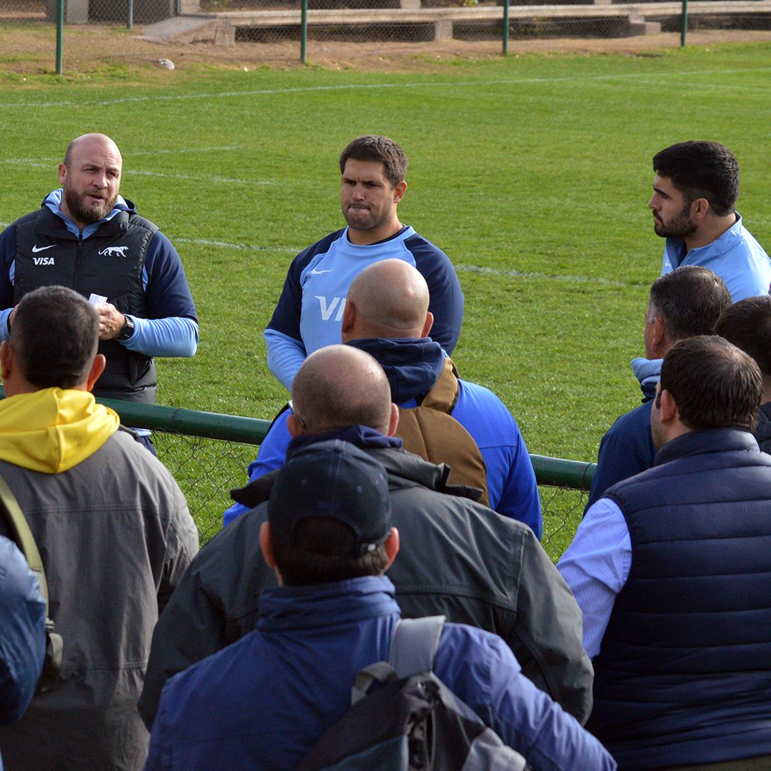 unionargentina's tweet photo. #ConectaRugby | Dentro del programa de actividades organizadas por Conecta Rugby, Andrés Bordoy mantuvo un encuentro de capacitación con referentes de scrum de los clubes de la región cuyana, en la sede de Los Tordos.
#RugbyArgentino https://t.co/fDh9L2Ktig