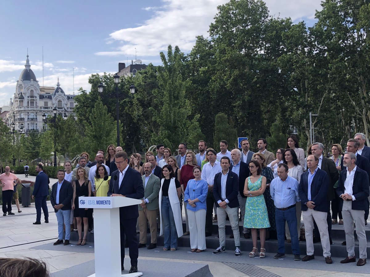 PPSLN's tweet photo. #EsElMomento Acompañando a Carmen Chueca #SevillalaNueva en la Presentación de candidatura 🔝 del @ppopular al @Congreso_Es y @Senadoesp con @NunezFeijoo e @IdiazAyuso
El objetivo es “que gane la España 🇪🇸 constitucional #23J con otra política que es posible” https://t.co/6oh54YHBJ9