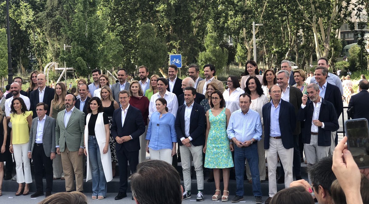 PPSLN's tweet photo. #EsElMomento Acompañando a Carmen Chueca #SevillalaNueva en la Presentación de candidatura 🔝 del @ppopular al @Congreso_Es y @Senadoesp con @NunezFeijoo e @IdiazAyuso
El objetivo es “que gane la España 🇪🇸 constitucional #23J con otra política que es posible” https://t.co/6oh54YHBJ9