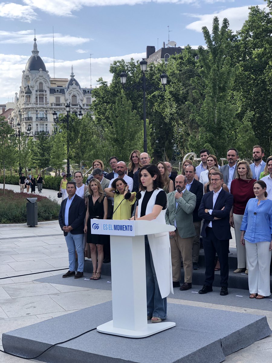 PPSLN's tweet photo. #EsElMomento Acompañando a Carmen Chueca #SevillalaNueva en la Presentación de candidatura 🔝 del @ppopular al @Congreso_Es y @Senadoesp con @NunezFeijoo e @IdiazAyuso
El objetivo es “que gane la España 🇪🇸 constitucional #23J con otra política que es posible” https://t.co/6oh54YHBJ9
