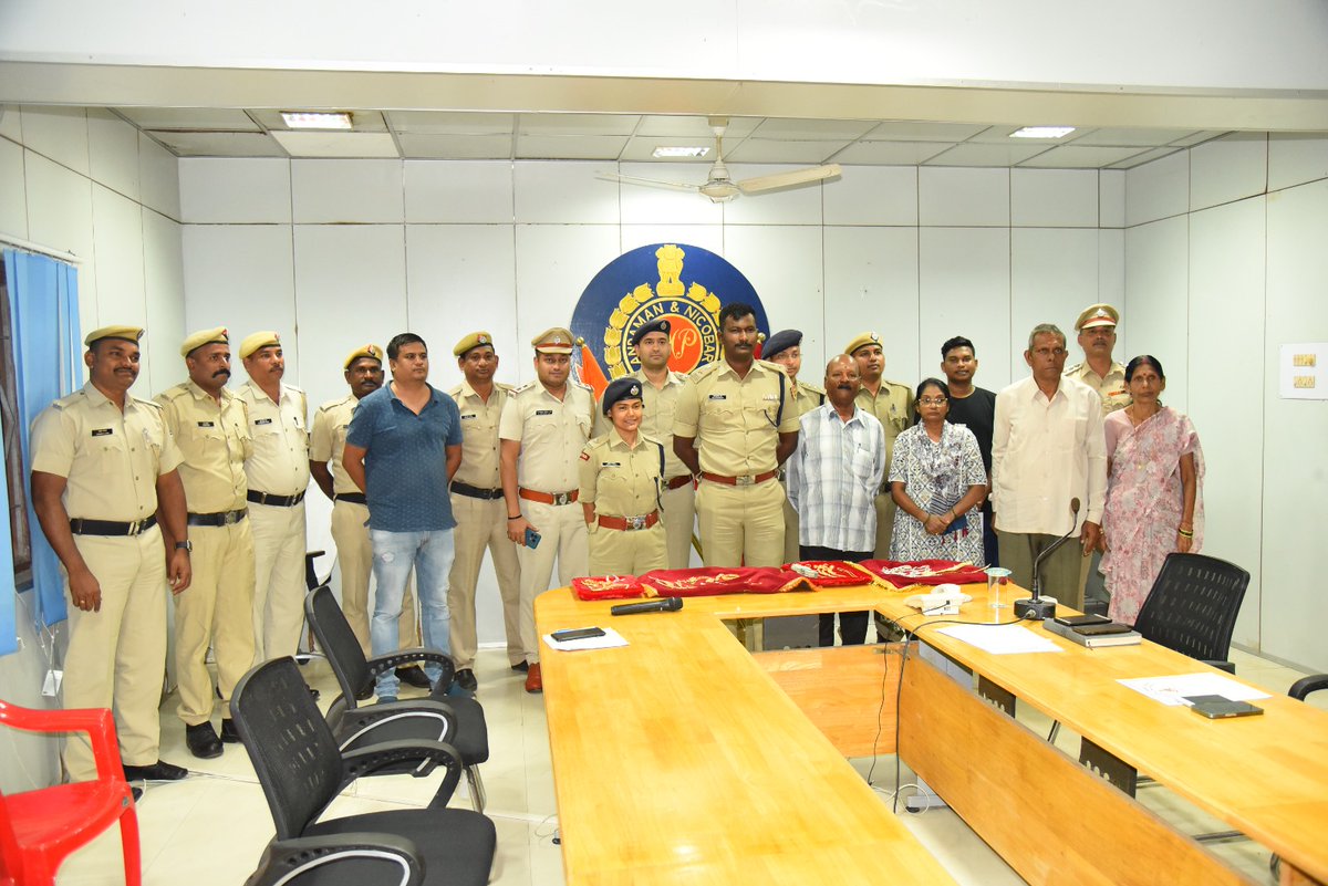 AndamanPolice's tweet image. 🎉 Amazing work by the South Andaman District Police! 💪 Their excellent detection skills led to the recovery of stolen jewelry worth 25 lakhs in the PS Aberdeen burglary case. 👮‍♂️💎 Kudos to our brave officers for returning the stolen articles to the owners!
 #CrimeSolved