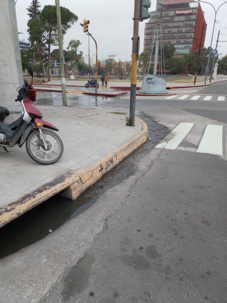 mperez03's tweet photo. Cloaca desbordada Bv las heras y Lavalleja frente al parque Hermoso y Nuevo, mundo al reves sale de la boca de tormenta, olor insoportable y riesgo a salud publica @MuniCba https://t.co/zrjh64QN71