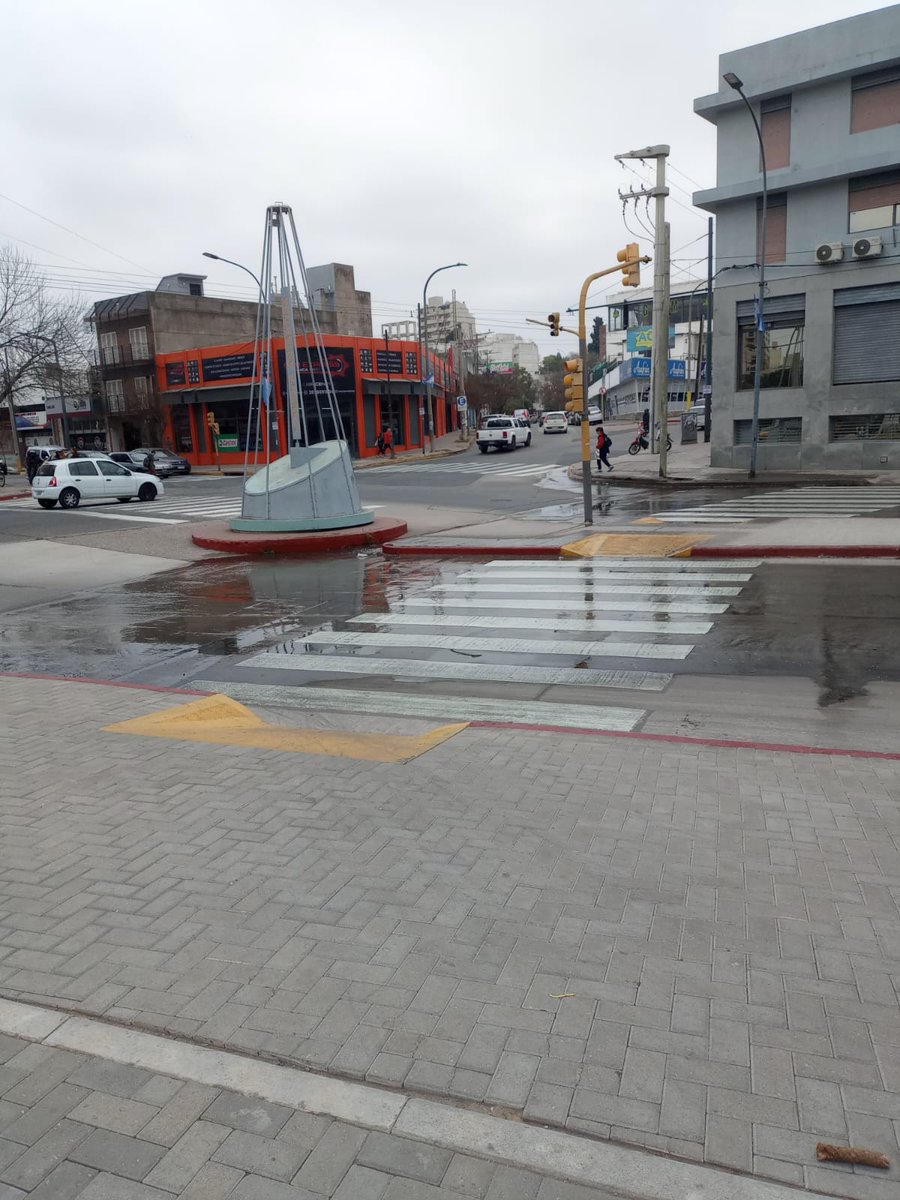 mperez03's tweet photo. Cloaca desbordada Bv las heras y Lavalleja frente al parque Hermoso y Nuevo, mundo al reves sale de la boca de tormenta, olor insoportable y riesgo a salud publica @MuniCba https://t.co/zrjh64QN71