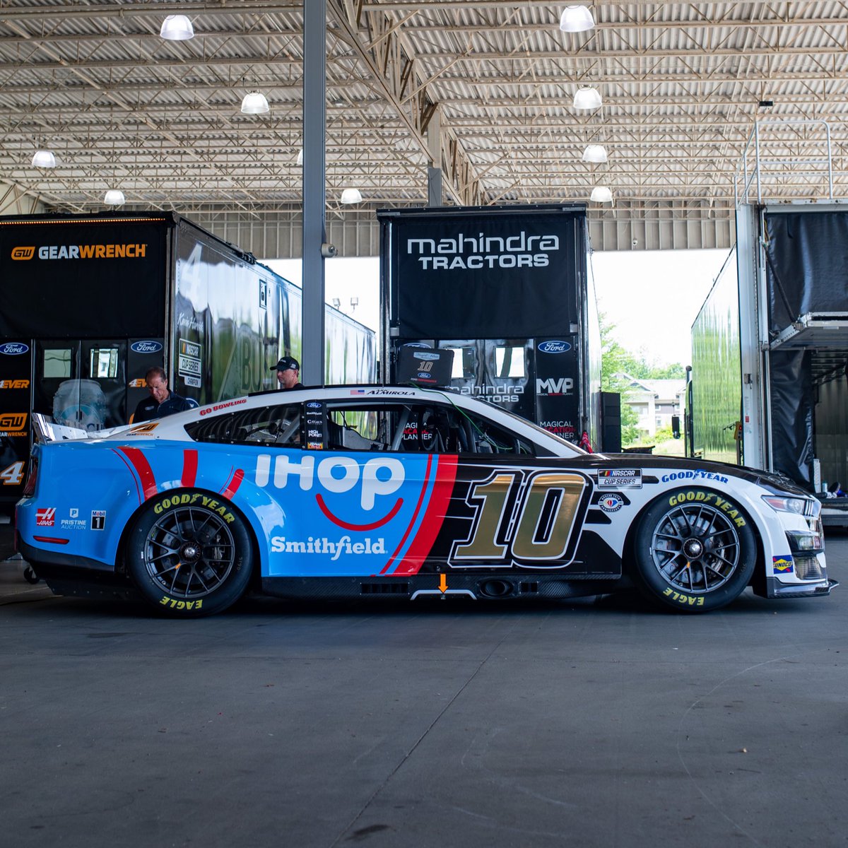 RT @StewartHaasRcng: Cookin’ up @SmithfieldBrand bacon and @IHOP pancakes in Atlanta. https://t.co/636AVLYReg