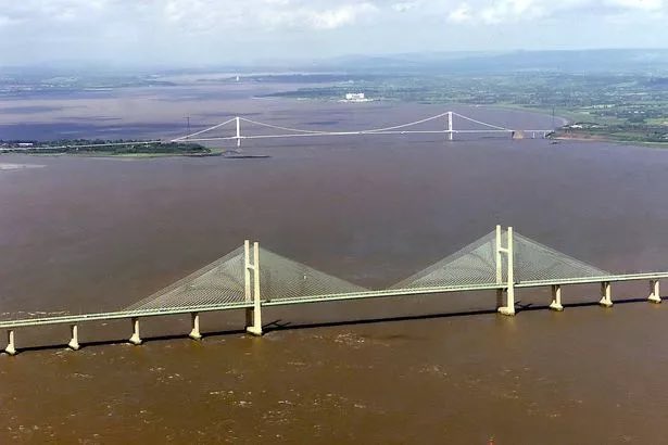 TitusWrites's tweet photo. Bike boy approaching Severn Crossing in 4th place, alongside Welshman in 3rd. One suspects he may know the ground that lies ahead. Race leader is absolutely flying, and Van tuyl in 2nd is also a good way ahead. I wish I bit my nails. We think navigation may be sorted #PanCeltic https://t.co/HvhdvgRqky