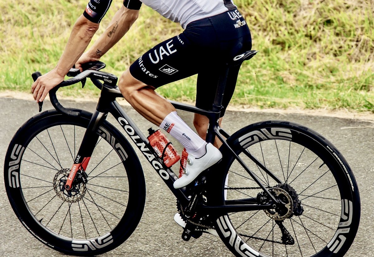 CapoVelo's tweet photo. New ENVE One-Piece Aero Handlebar Spotted on Tadej Pogačar’s Colnago V4Rs https://t.co/suMxhJW6m5 #envecomposites #bikecomponents #bicyclecomponents #cycling #bike #Pogacar https://t.co/rLaQMz6VTy