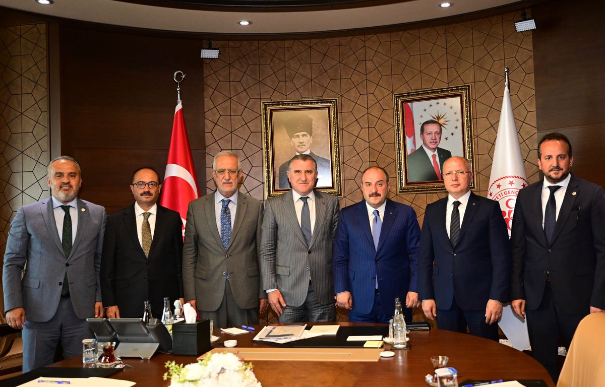 davutgurkan's tweet photo. Ulaştırma ve Altyapı Bakanımız Sn. Abdulkadir Uraloğlu ve Gençlik ve Spor Bakanımız Sn. Osman Aşkın Bak'ı ziyaret ettik. Bursa'mız da devam eden projelerimiz üzerine konuştuk. 

Yakından ilgileri, misafirperverlikleri için teşekkür ediyor, görevlerinde başarı ve kolaylıklar diliyorum. 

@a_uraloglu @OA_BAK