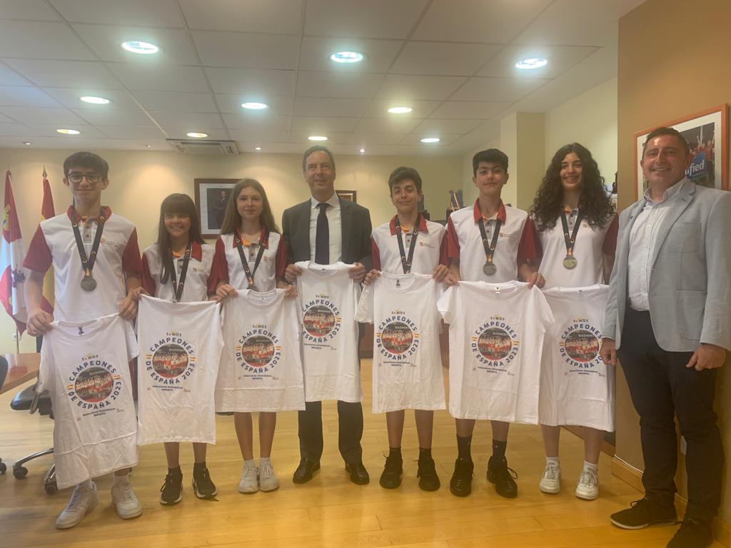 FECLEBA's tweet photo. Enrique Sánchez-Guijo, Director General de #DeportesJCyL,  ha recibido hoy a una representación de la Selección Infantil de Bádminton junto con el presidente @FECLEBA   tras su reciente medalla🥇 en el Campeonato de España en Edad Escolar  CESA 🏸 Enhorabuena a los campeones.🏸💪 https://t.co/VCl2XhuIuZ
