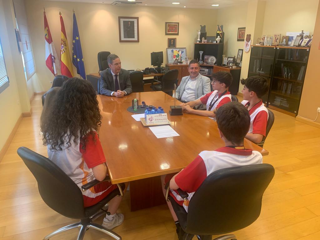FECLEBA's tweet photo. Enrique Sánchez-Guijo, Director General de #DeportesJCyL,  ha recibido hoy a una representación de la Selección Infantil de Bádminton junto con el presidente @FECLEBA   tras su reciente medalla🥇 en el Campeonato de España en Edad Escolar  CESA 🏸 Enhorabuena a los campeones.🏸💪 https://t.co/VCl2XhuIuZ