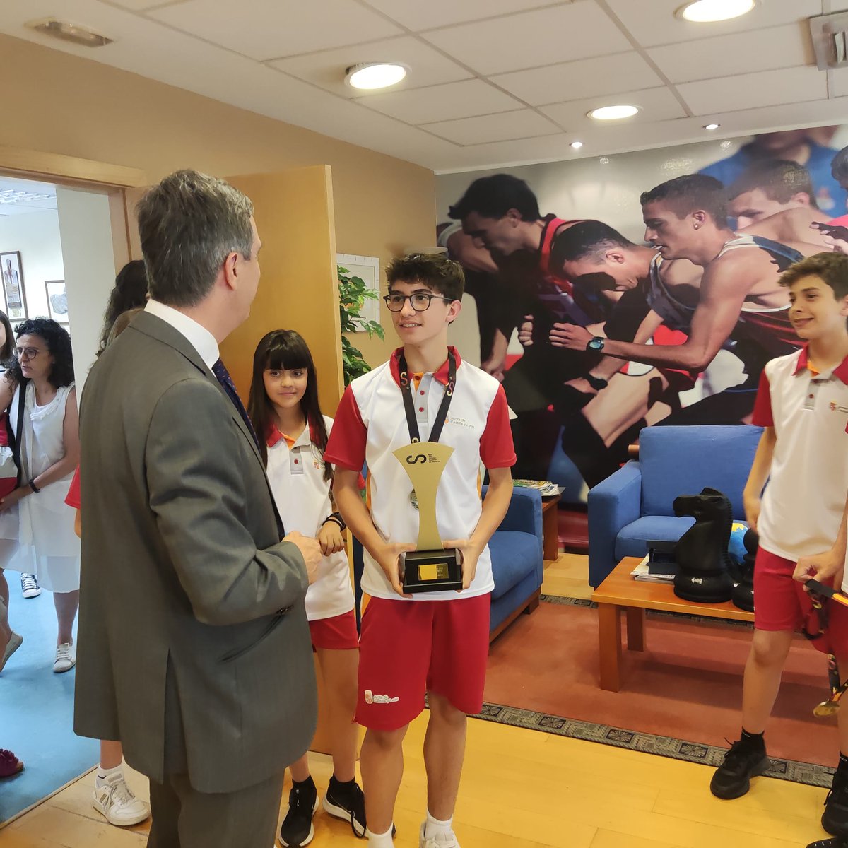 FECLEBA's tweet photo. Enrique Sánchez-Guijo, Director General de #DeportesJCyL,  ha recibido hoy a una representación de la Selección Infantil de Bádminton junto con el presidente @FECLEBA   tras su reciente medalla🥇 en el Campeonato de España en Edad Escolar  CESA 🏸 Enhorabuena a los campeones.🏸💪 https://t.co/VCl2XhuIuZ