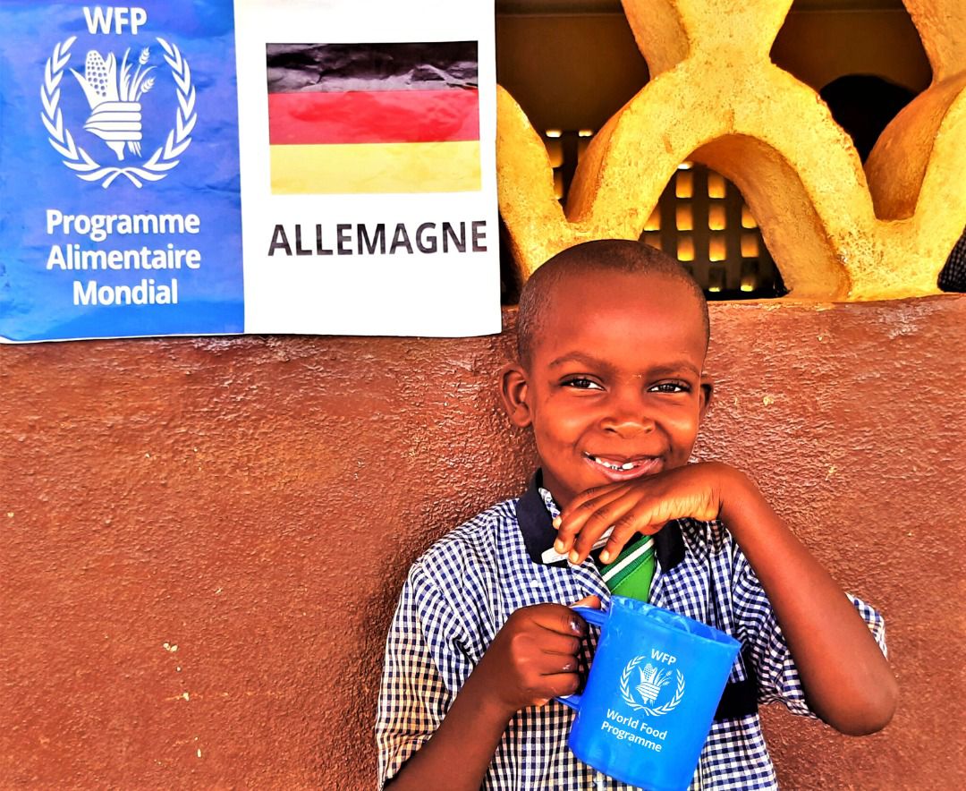 WFP_Cameroon's tweet photo. #Cameroon🇨🇲

To ensure schoolchildren receive quality yoghurt @WFP supports smallholders in the production &amp; transformation of diary products in the highest standards of safety and quality

#SchoolMeals are fresh &amp; nutritive &amp; #communities grow &amp; diversify local markets

#SDGs https://t.co/mgI1sl4ovf