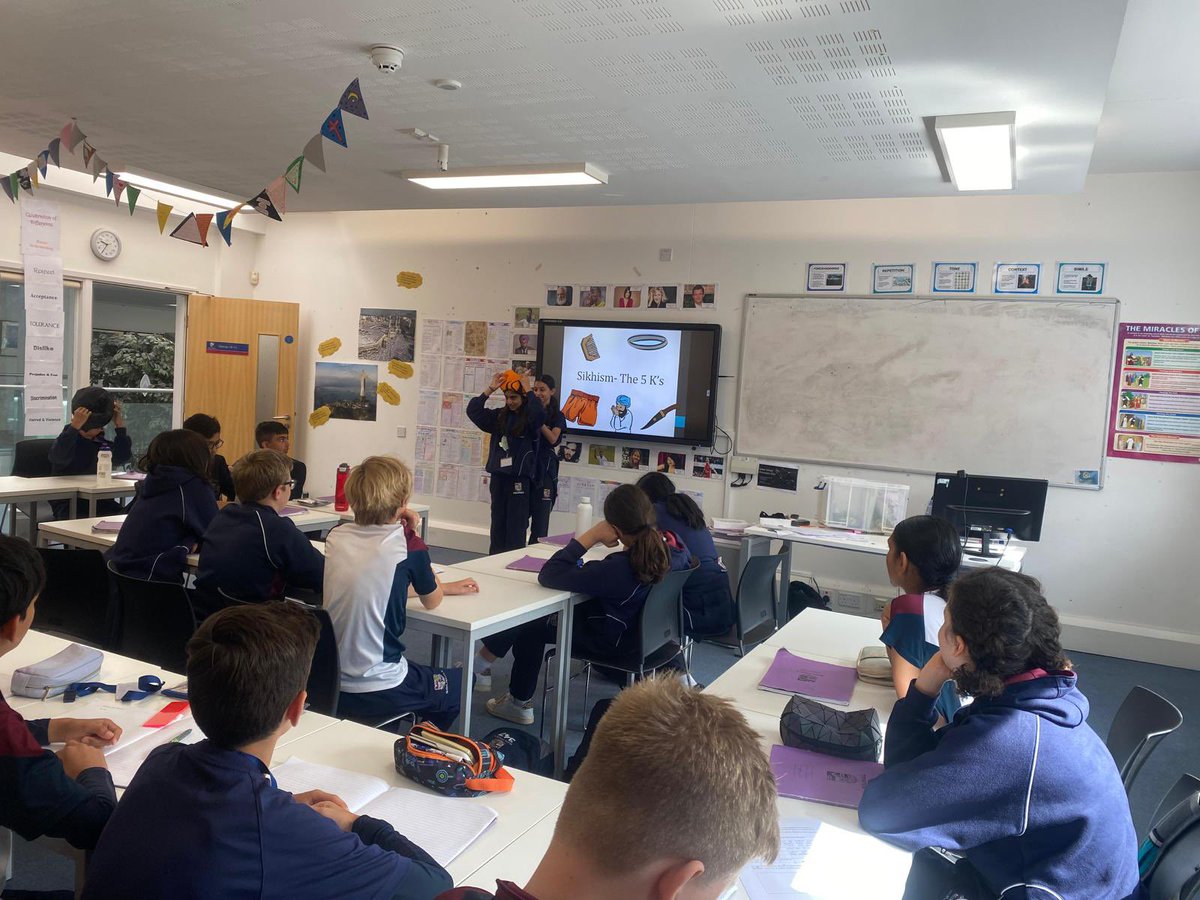 Avani led her class in a brilliant lesson on the 5 Ks this morning. She’s a natural! Thank you to all our pupils who share their faith and their experiences so generously #sikhi #studentleadership <a href="/solsch1560/">Solihull School</a>