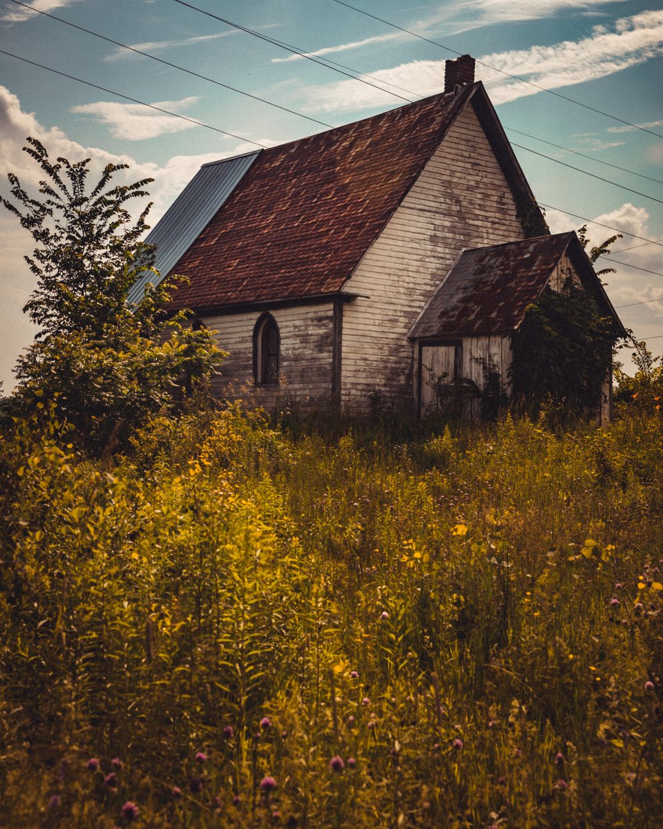 Shot number two from my adventures last Monday in the #Quebec backcountry shooting for <a href="/pixeoapp/">PIXEO</a> . This is the #abandoned Saint Luke's Anglican #Church. More info about it here:

pixeoapp.com/photo-spots/no…

#abandonedplaces #ottawaphotographer