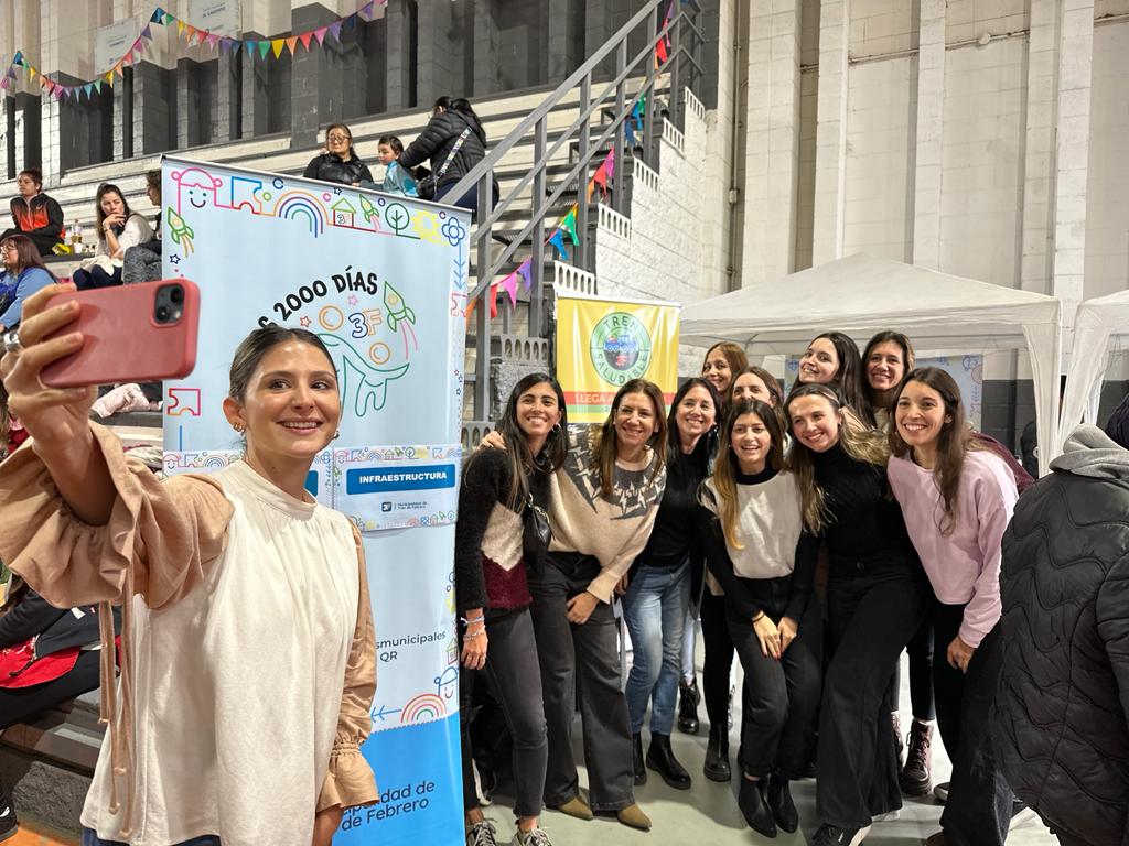 danyreichvalen's tweet photo. El aire lleno de globos, guirnaldas que decoran el techo y risas que corren de lado a lado, entre juegos e inflables👧🏻👦🏼

¡Sin limite de diversión, más de mil chicos disfrutaron junto a sus maestras y familias de una linda tarde en la fiesta de los jardines en el #Cedem2!💓 https://t.co/pPmEYfdQc8