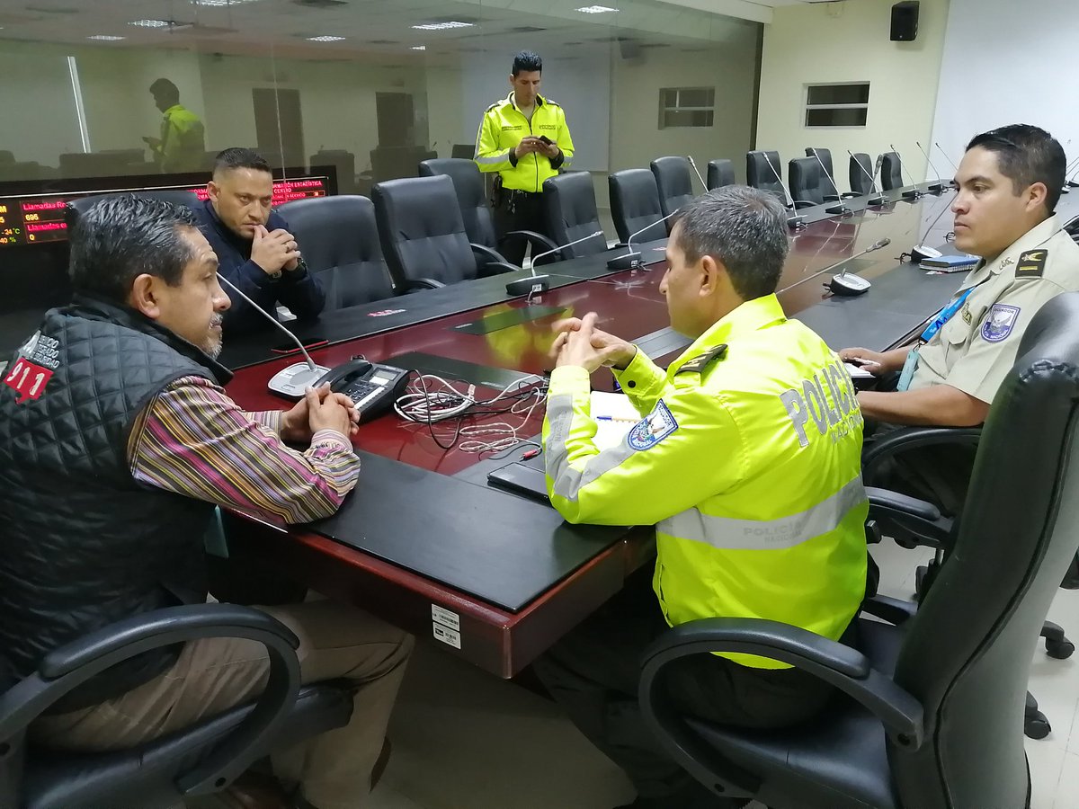 ECU911Ambato's tweet photo. [EN EQUIPO]

🤝🏼 @UvidiaJorge, #CZ3 lidera una reunión de trabajo con #CrnlArmandoChávez, jefe de distrito 📍#Ambato sur de @PoliciaEcuador, aquí se delinean estrategias de seguridad ciudadana y el apoyo de #VideovigilanciaECU911 en los distintos operativos.

#ECU911SomosTodos https://t.co/O7Lm48LYmg