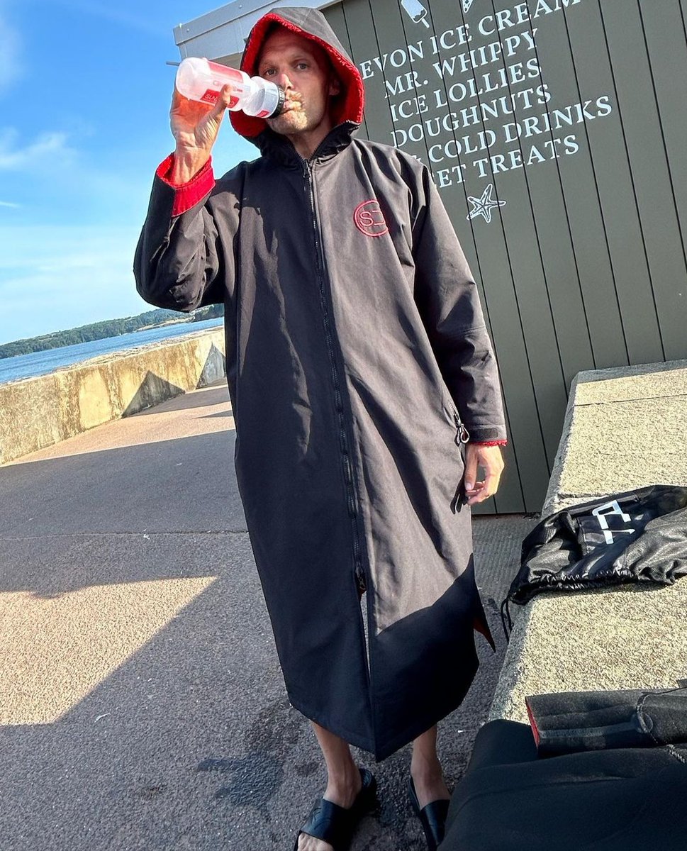 Sundried's tweet photo. With the British weather being as unpredictable as ever, we're not sure whether you'll want to wear our changing robe post swim, or just to protect yourself from the rain!

#swimming #summer #openwaterswimming #changingrobe #swimmer #wildswimming https://t.co/flJpHaFUQ7