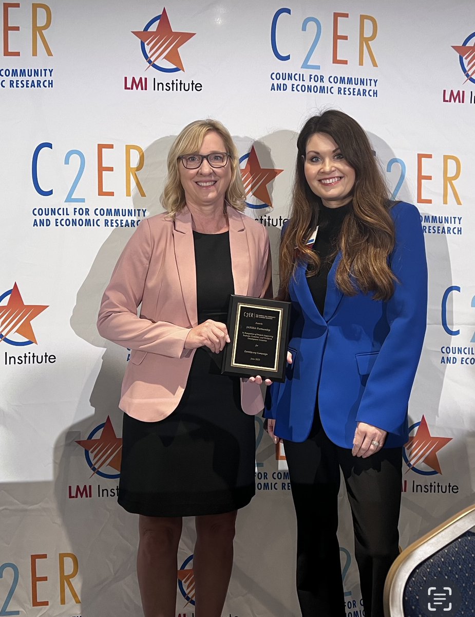 Earn_Up's tweet photo. Our team was honored to be named the 2023 Community, Economic and Workforce Development Applied Research Awardee in Detroit, MI at the C2ER Conference. It was an honor to share with guests all the work we are doing with Earn Up. Find your career pathway at https://t.co/Hw2Q9eb682 https://t.co/XgNOvUvp8H