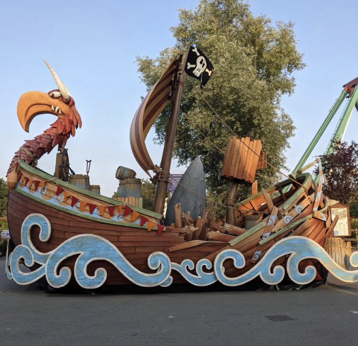 Le char Pirate a enfin rejoint le « Défilé Gaulois » aujourd’hui pour sa première répétition en public !  

Imposant et magnifique ! 🤩 
Merci à Hervé.