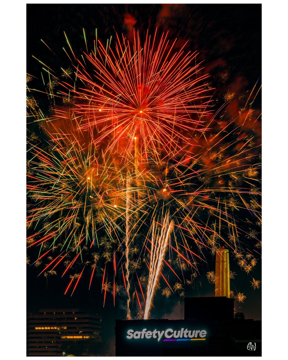 CWPhotograph's tweet photo. 4th of July show at @TheWWImuseum https://t.co/K2WapuzqE3