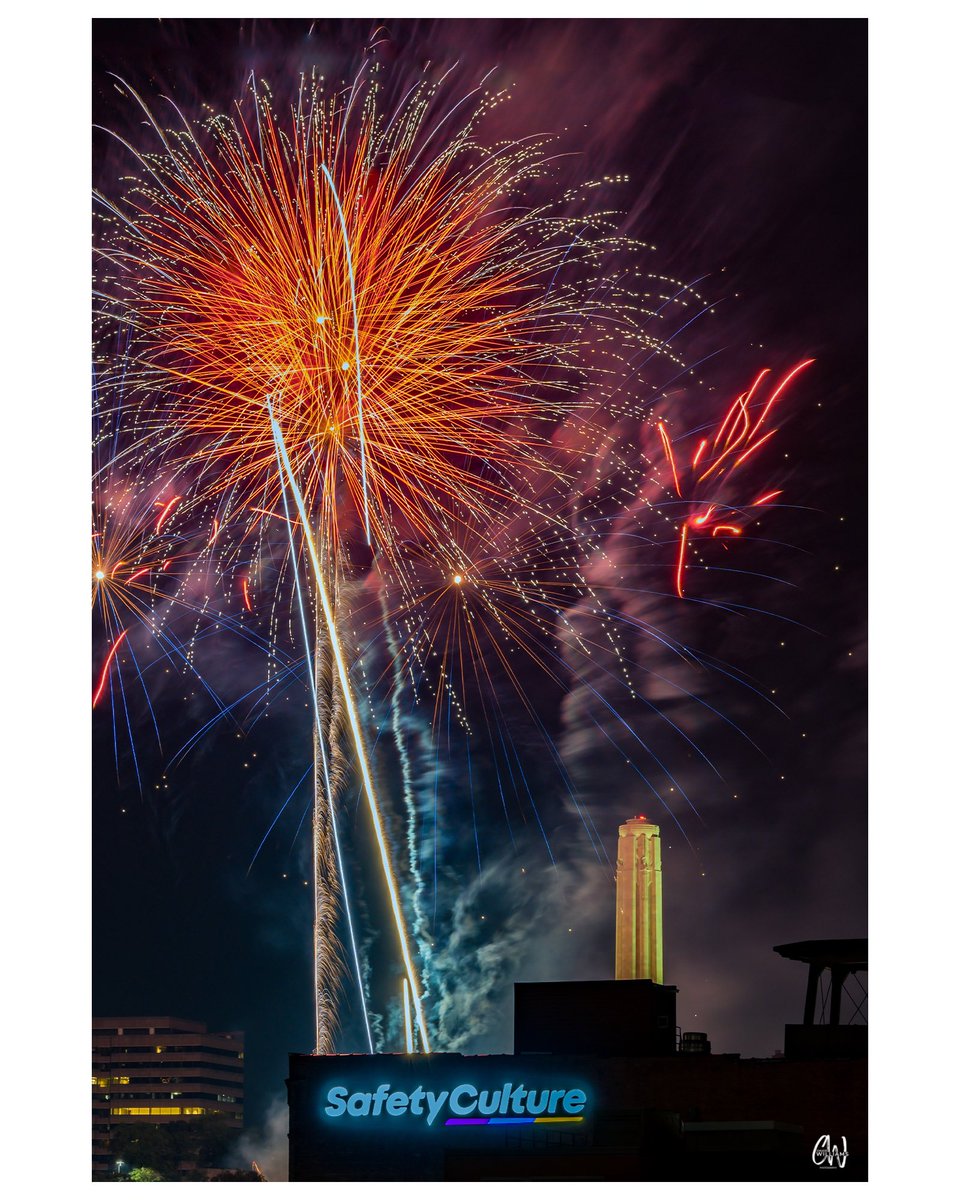 CWPhotograph's tweet photo. 4th of July show at @TheWWImuseum https://t.co/K2WapuzqE3