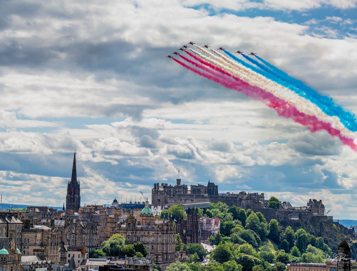 I know the internet is going to be awash with these shots, but here is my contribution to the Red Arrows over Edinburgh.