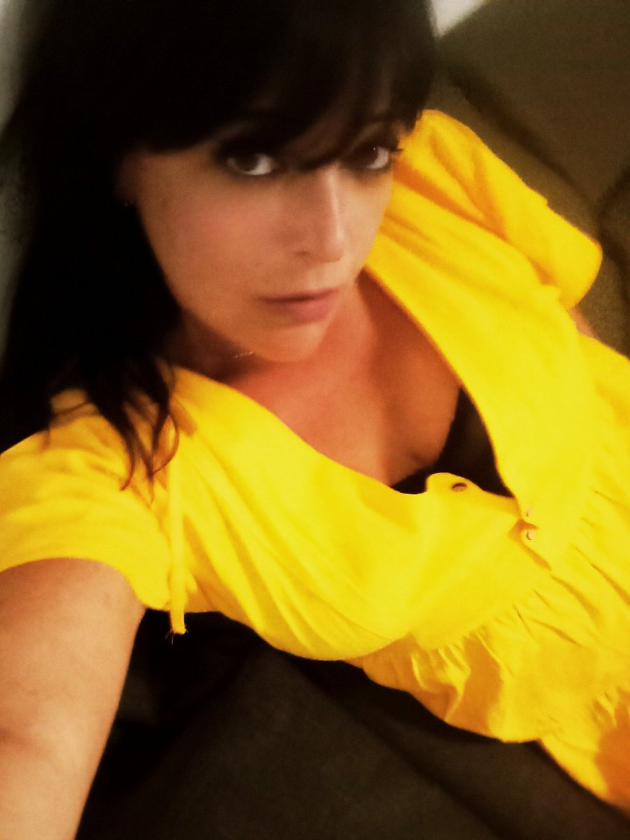 MareMonreve's tweet photo. Ore 19.40, sono tornata adesso da una giornata pesante, vi mando una foto di me stramazzata sul divano a mo' di quel saluto che da stamani non sono riuscita a contraccambiare. Sorry...💛⭐💛 https://t.co/kiUApPGXsC
