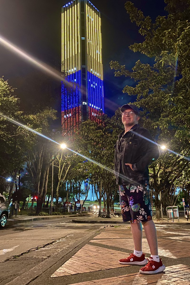 Ramoncitoooo__'s tweet photo. ¡QUE CHIMBA! 🇨🇴
#Colombia  #ProgramaDelfin #Bogota #TorreColpatria https://t.co/ClLXPy98g4