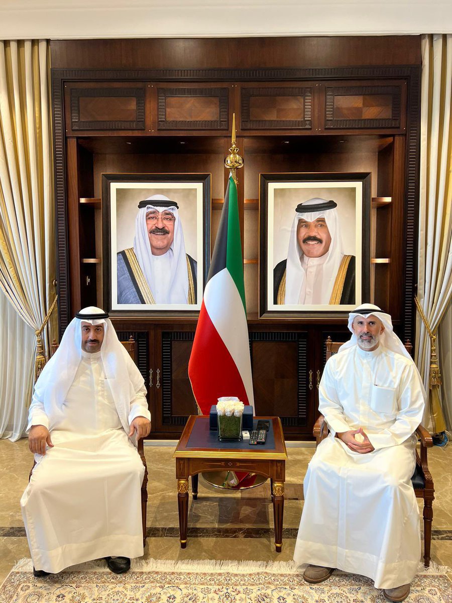 3alraslani's tweet photo. استقبل نائب وزير الخارجيه سعادة الشيخ جراح جابر الاحمد الصباح في مكتبه صباح اليوم المهندس فواز فرحان الرسلاني في لقاء ودي وفي نهاية اللقاء تقدم الرسلاني بالشكر لسعادة الشيخ على حسن الاستقبال وكرم الضيافه https://t.co/JMvrOHbT9B