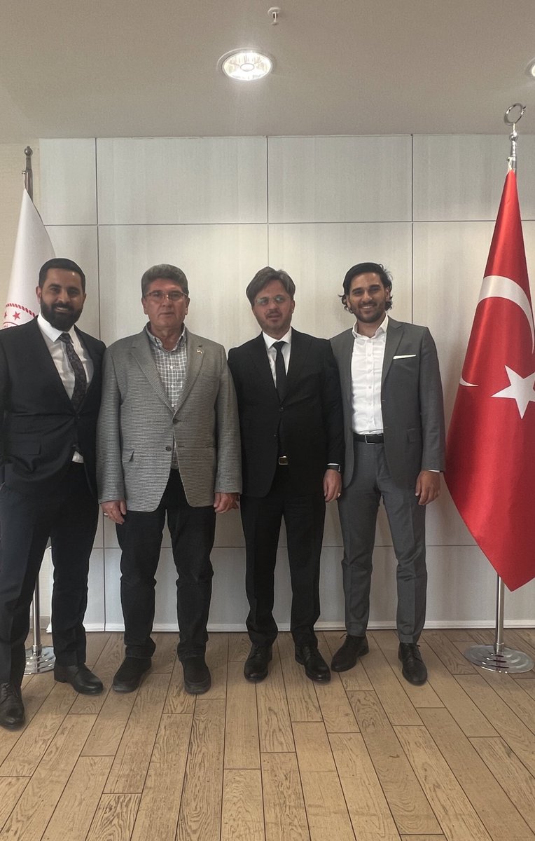 Değerli kardeşim Sağlık Bakan Yardımcısı <a href="/Huzeyfe_Ylmz/">Huzeyfe Yılmaz</a>’ı oğullarımla birlikte bugün ziyaret ettik, hayırlı olsun dileklerinde bulunduk. Allah yolunu açık etsin, iyilerle karşılaştırsın inşallah. Başarılar.