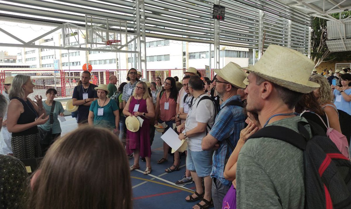 InnovacioE's tweet photo. Com ha estat l'#eXploraSTEAM 23?
Ens hem reunit prop de 300 docents a diferents espais de #Viladecans:
FIRA DE RECURSOS a @EGarrofer, on han col·laborat centres i instituts de recerca amb programes educatius @IBECBarcelona @IrsiCaixa, entitats de la zona @MMACA_cat https://t.co/L4aXDNbhRH