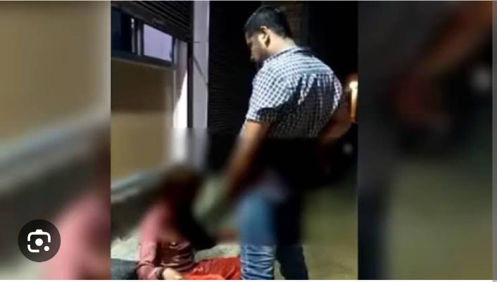 शक्ति निरंकुश पीड़ा बेबस मरघट सा छाया है मौन
बंदी है जन गण का मन बेबस लाचार व्यवस्था बौन
सान पे धार धरी निर्बल को सबल की ड्योढ़ी बनी सौन
चुप रह गई कलम अब भी तो अश्रु व्यथा लिखेगा कौन
#seedhi kand
#shame on