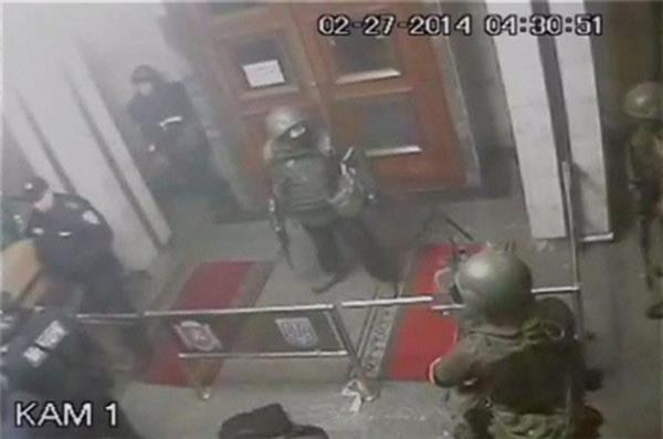 ChadDBedson's tweet photo. @AngrierPotato2 @RodgerNorman4 #Coup: Russian soldiers seize Simferopol parliament, force the Council to terminate the government, replace Mohyliov with Aksyonov.
#NotACoup: Yanukovych's police kill ≥68 of 91 at Maidan. Flees his own government's criminal charges. Govt remains. New President elected. https://t.co/MWAj9xymZB