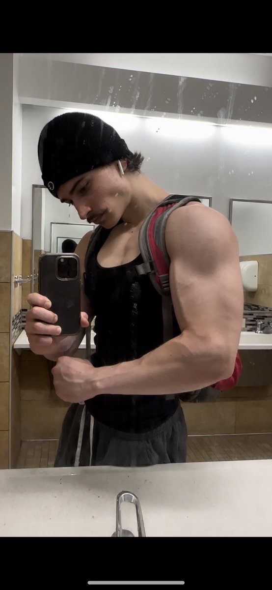 Tylergde's tweet photo. Losing arms on the cut ;( #fyp https://t.co/6C87bIwGGg