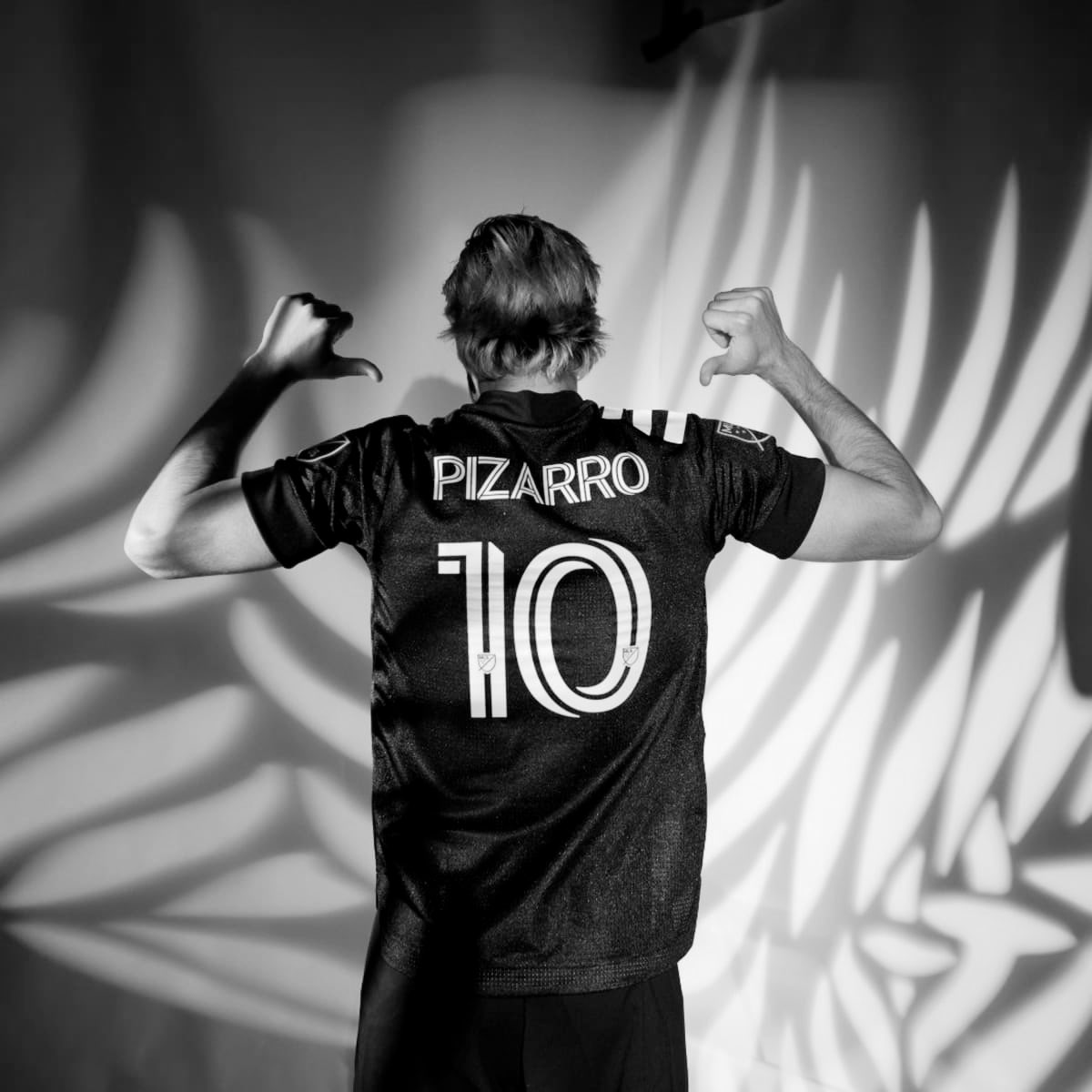 __ElBicho7's tweet photo. ¡FUERZA PIZARRO! 

Inter Miami rescindió el contrato del mexicano Rodolfo Pizarro por negarse a ceder el dorsal 10 a Lionel Messi. 

Una víctima más del ego de el argentino. https://t.co/kbxPRi0Sag
