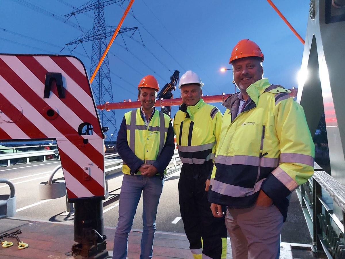 MarkMarshall10's tweet photo. Het mag gerust een militaire operatie genoemd worden, de tijdelijke opening van de defecte Spieringbrug in Muiden.
Complimenten en waardering voor de collega’s die dit binnen amper een week voor elkaar hebben weten te krijgen zodat schepen en rederijen hun route kunnen vervolgen. https://t.co/T6IIeQmi21