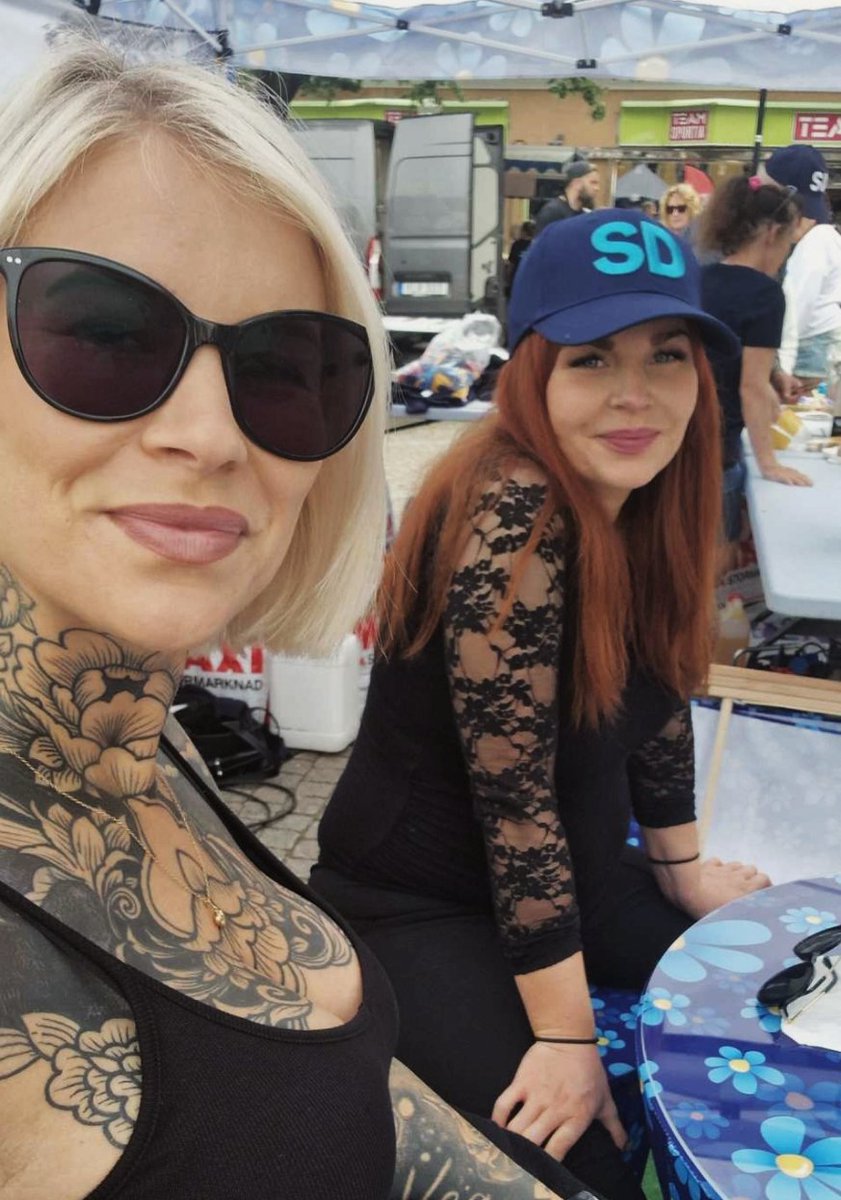 LouiseErixon's tweet image. I SD-tältet på första killebomdagen idag. Massor av folk kom och besökte SD Sölvesborg och SD region Blekinge och många skrev under för en lokal folkomröstning mot en helt galen arvodeshöjning.

Torsdag-lördag hittas vi på södergatan i Sölvesborg.   💛💙