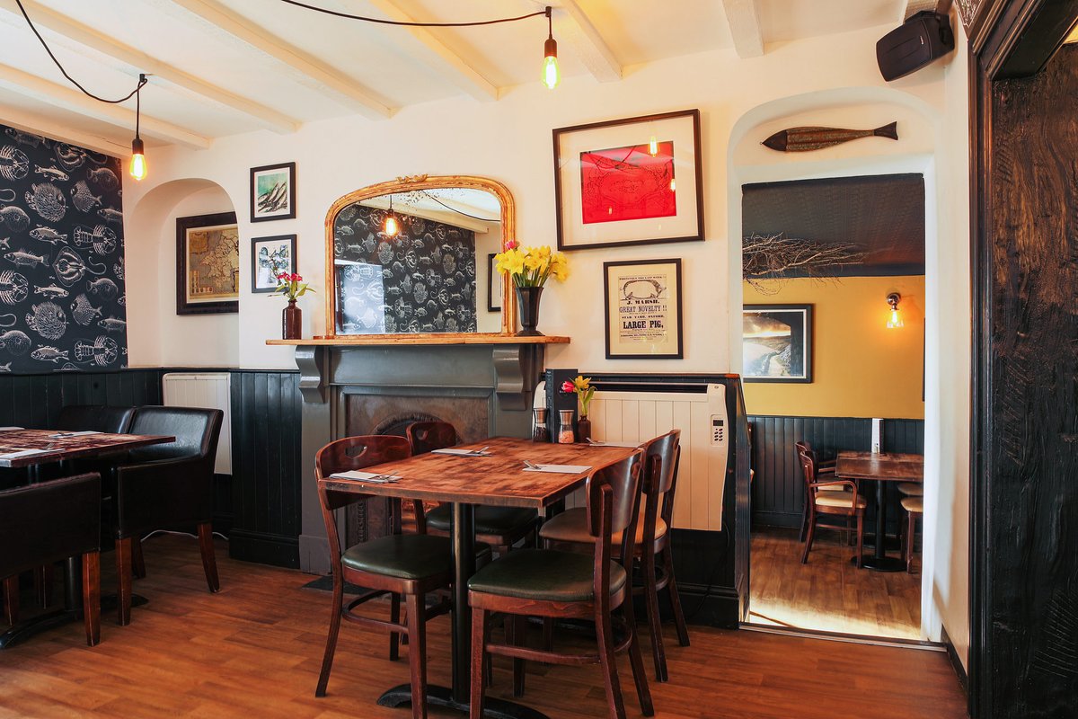 TheroyaloakSF's tweet photo. Proud to have been serving #Saundersfoot since 1837 π» Roll on #SaundersFEST this weekend! We're open as usual, come and join us! βοΈ https://t.co/khurCNaAmR