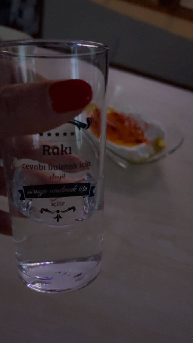fulyasiyahbeyaz's tweet photo. Rakıyı içen kadının gülüşünde,
bu dünyanın en zararsız mutluluğu vardır. #keyfe https://t.co/gXwI1HXcjc