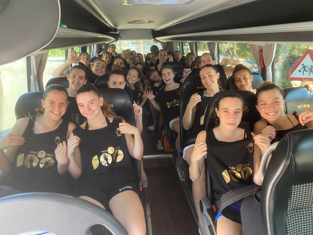 FCBQtecnic's tweet photo. CAMPUS l 🏀Noves sessions d'entrenament a @LaSalleTgn en el campus de les cadets femenines. Lluís Biosca no dona descans...ni pel seu aniversari. Felicitats director!📷@FCBQ https://t.co/3RUnG1DaB6
