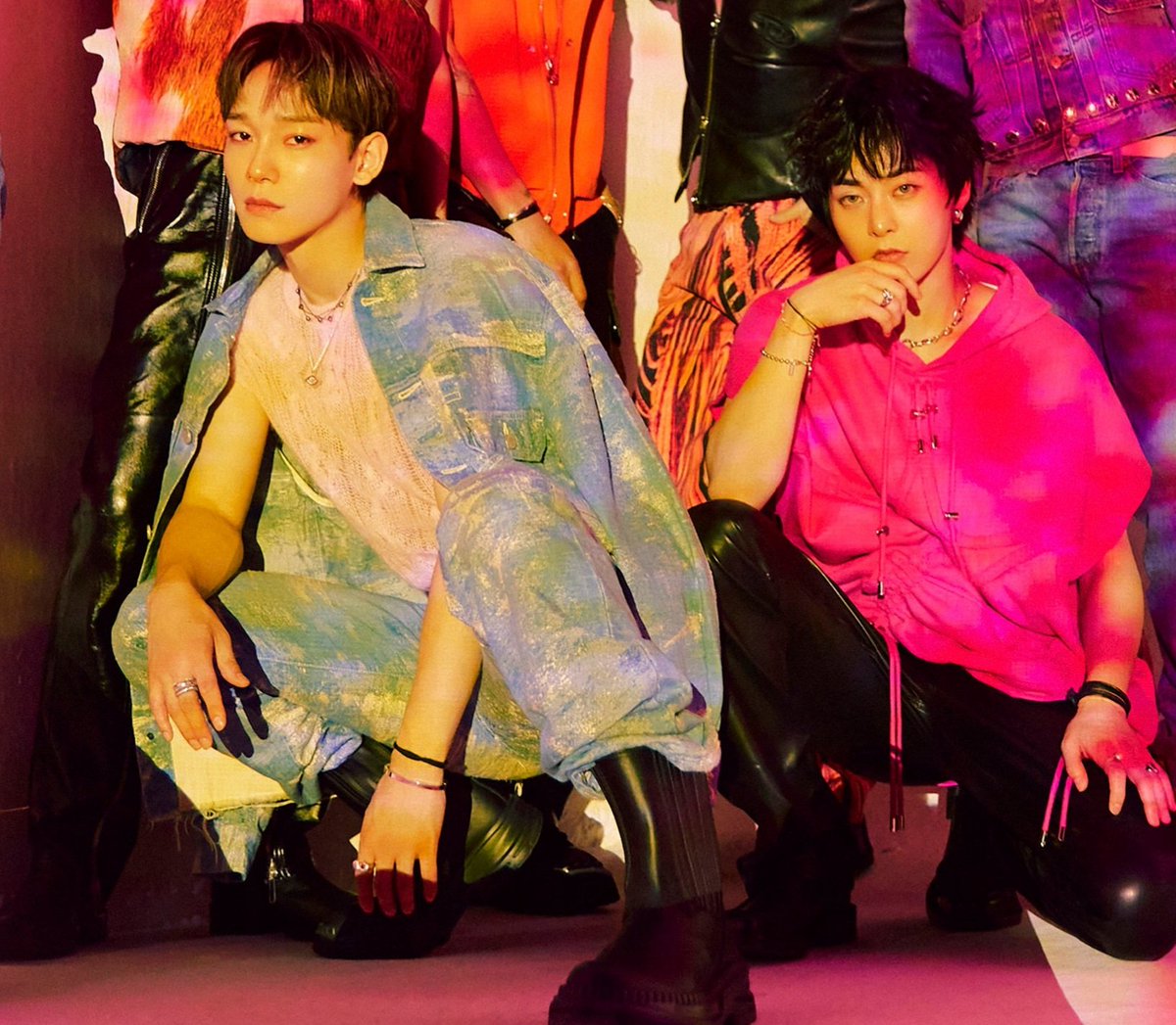 Tüm shipler yan yana durmuş şerefsiz chanbaek'in aralarında iki üç kişi duruyo fotoğraflarda