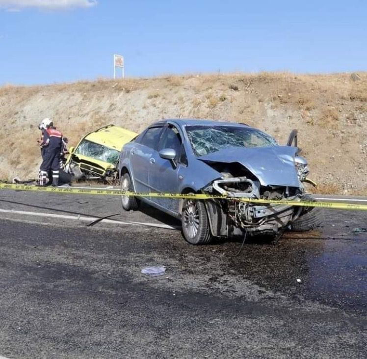 YOL HİPNOZU NEDİR? 👉Yol hipnozu, çoğu sürücünün bilmediği ve farkında olmadığı fiziksel durumdur. 👉Yola çıkıldıktan 2.5 saat sonra YOL HİPNOZU başlar. 👉Hipnoz olan sürücünün gözleri açıktır.. ancak gözün gördüğünü beyin kaydetmez, analiz etmez. 👉Yol kenarında duran araca